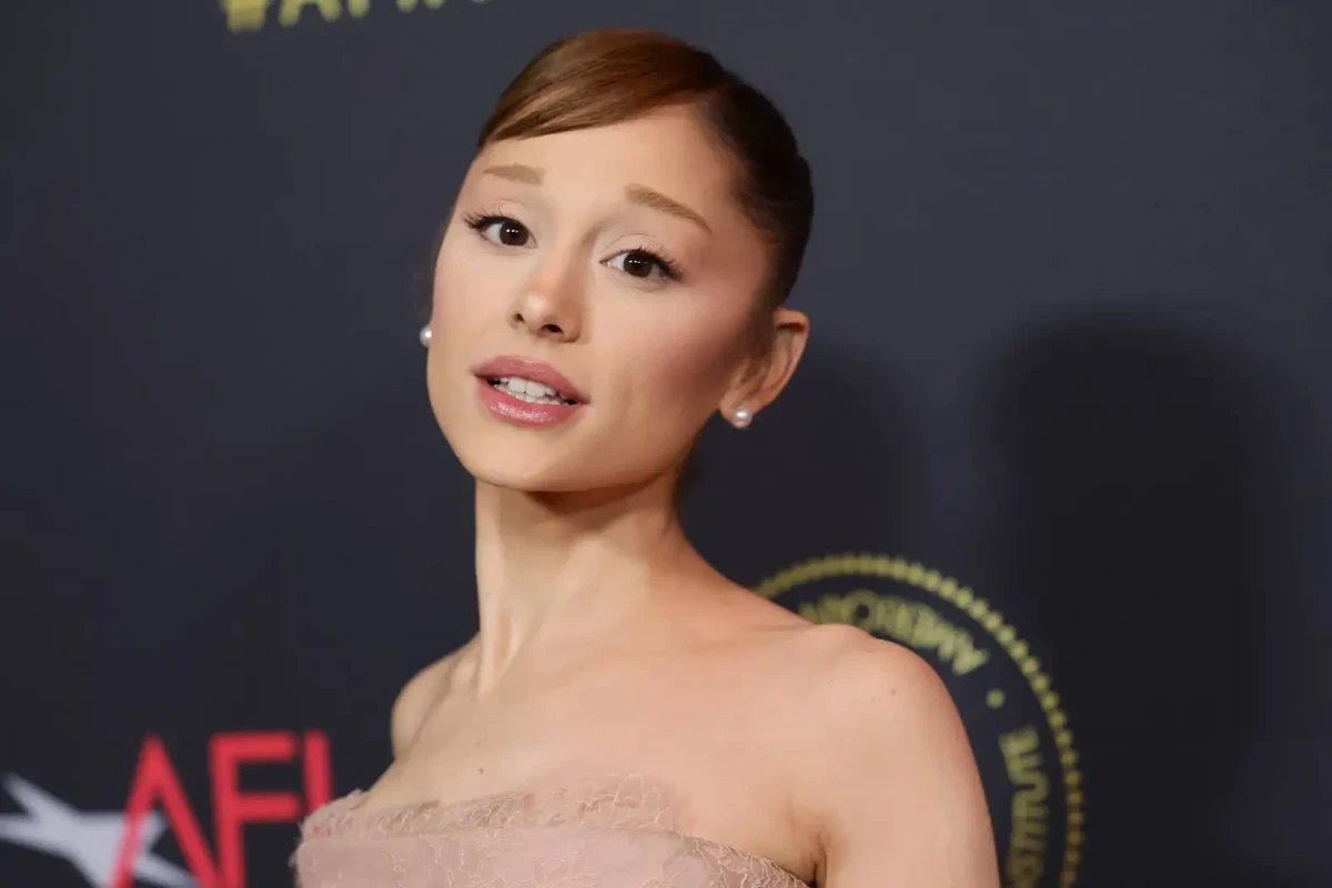 Ariana Grande Pauses Show to Address Break From Public Eye: ‘I Wanted to Speak to My Fans Directly’