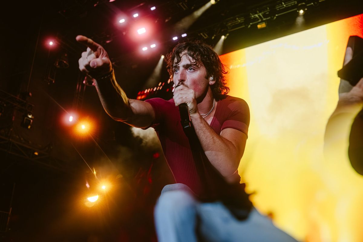 FEQ: Les prouesses vocales, acrobatiques et humaines de Benson Boone