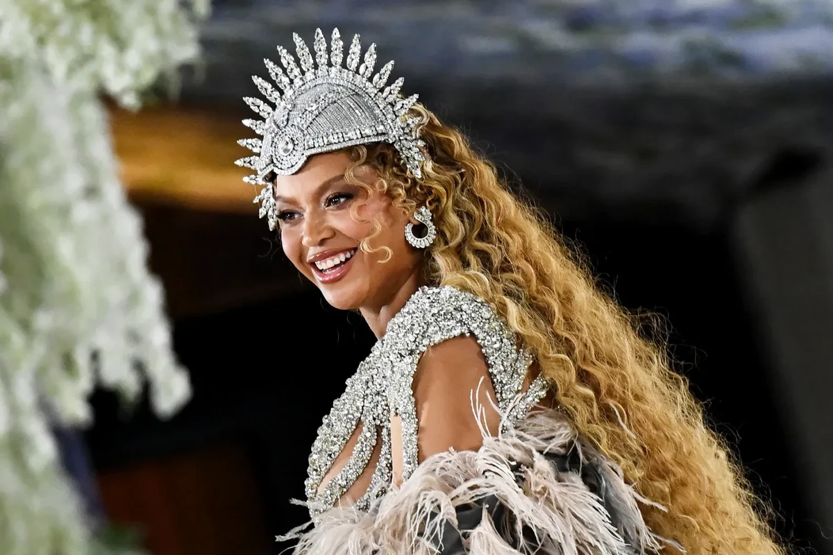 Beyonce’s ‘B’Day’ Reissue Includes B Sides, Spanish Versions, ‘Donk’ Packaged to the Left, to the Left