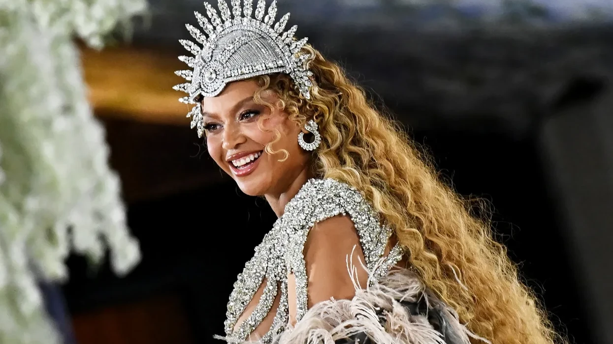 Beyonce’s ‘B’Day’ Reissue Includes B Sides, Spanish Versions, ‘Donk’ Packaged to the Left, to the Left