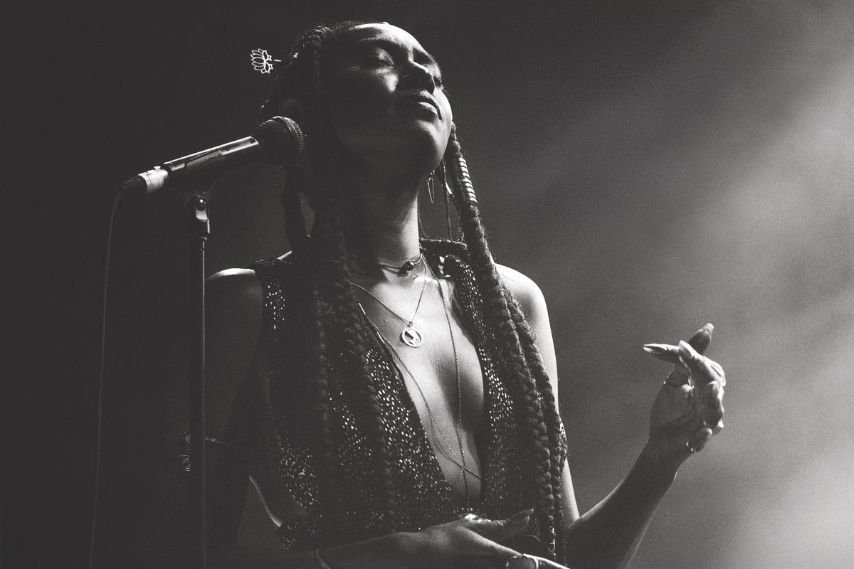 Dominique Fils-Aimé lance un album live et annonce des spectacles aux États-Unis