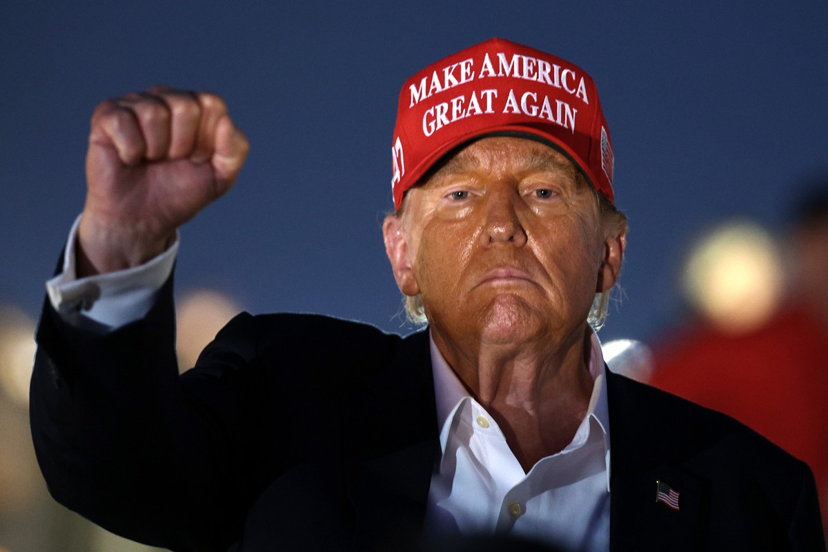 Trump Tells Donors He’ll ‘Throw Out’ Student Protesters If Elected