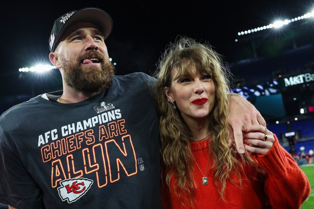 Travis and Jason Kelce Thank Taylor Swift’s Fans After ‘New Heights’ Wins Podcast Award