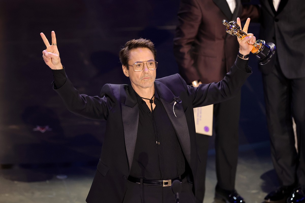 Robert Downey Jr. Jokingly Thanks His ‘Terrible Childhood’ for Supporting Actor Oscars Win