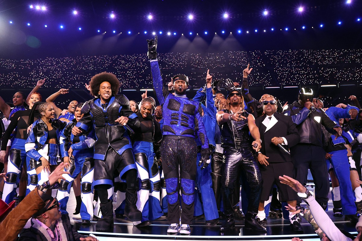 Usher Makes Love in This Club at the Super Bowl Halftime Show