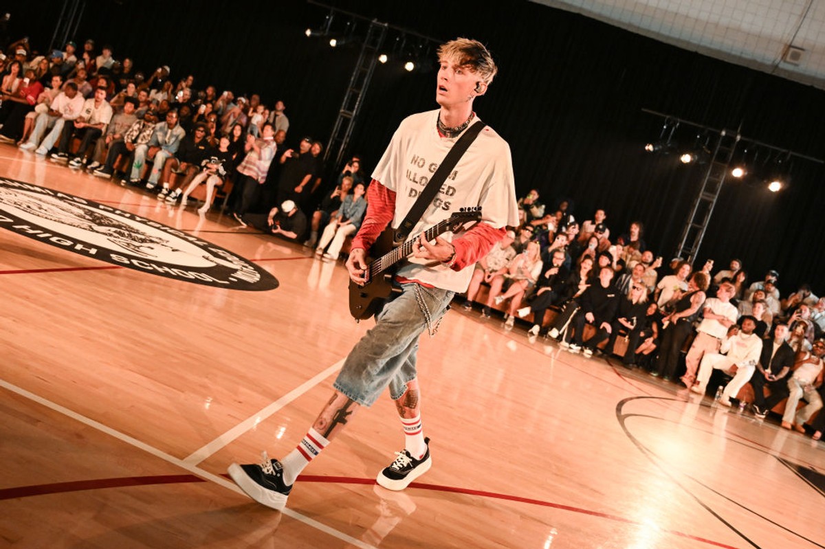 mgk jouera à la mi-temps de la Coupe Grey