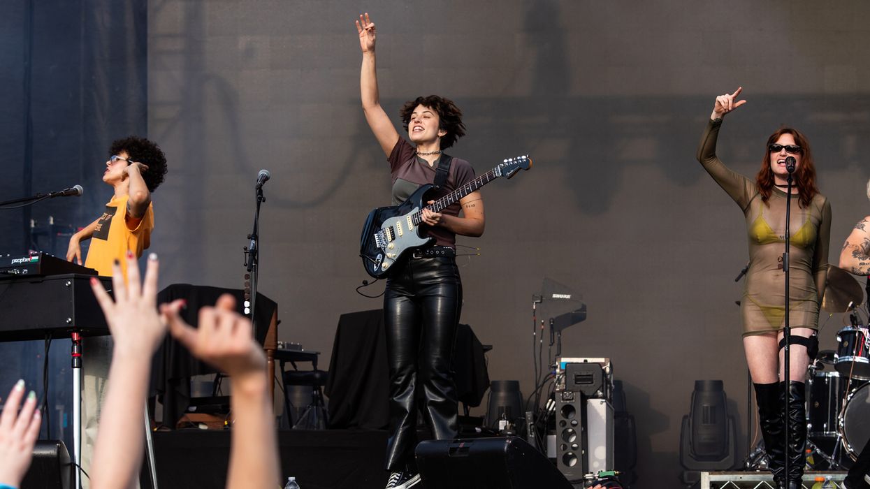 Alanis Morissette Invites Muna Onstage to Sing ‘Ironic’