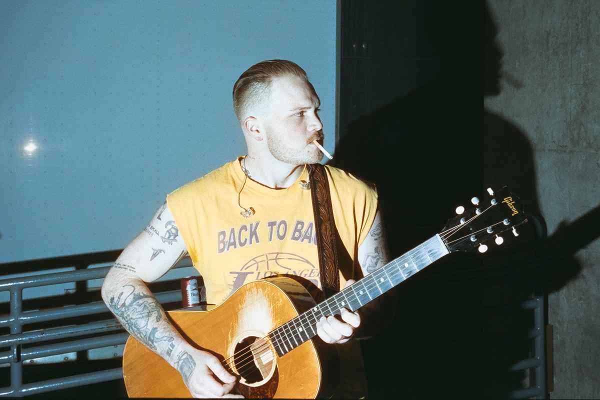 On Zach Bryan’s ‘The Great American Bar Scene,’ the Past Is Tangled, the Future Is Scary, and Right Now Is Miller Time