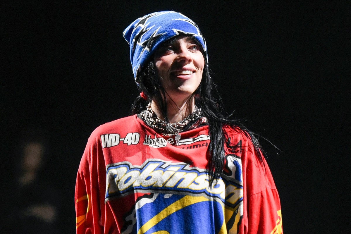 Billie Eilish atteinte au visage par un objet lancé sur scène