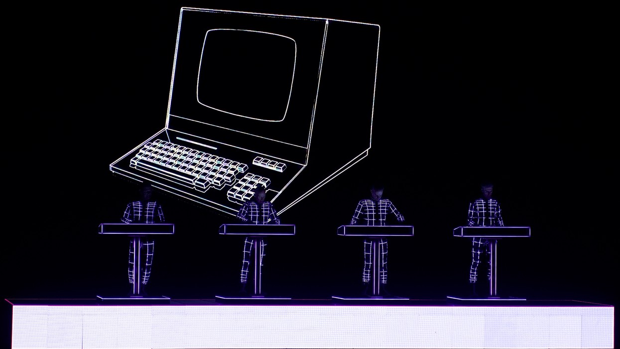 Kraftwerk pose son vaisseau à la Place des Arts