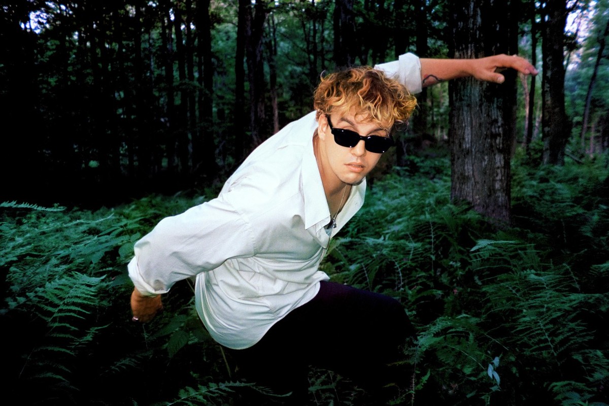 Les Louanges revient avec le single «GODDAMN!»