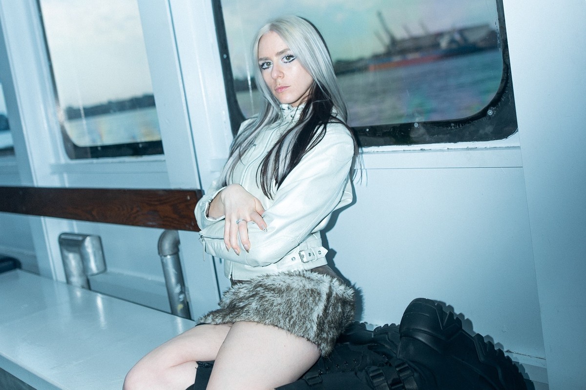 Lydia Képinski est de retour avec «À l'extérieur»