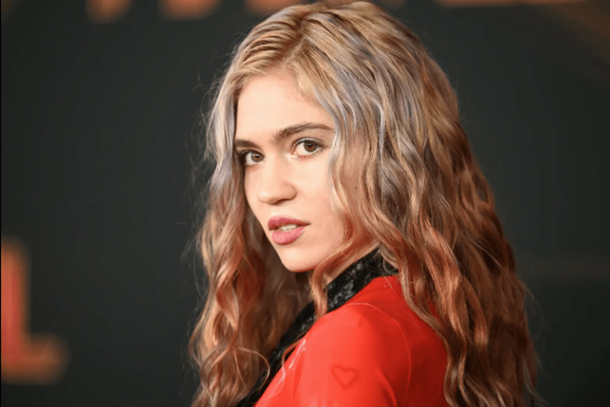 Grimes demande aux gens d’«arrêter de publier partout des images» de son enfant