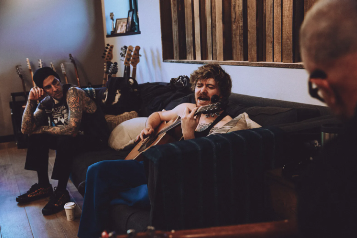 Sublime travaille sur son premier album depuis 1996 avec l'aide de Travis Barker