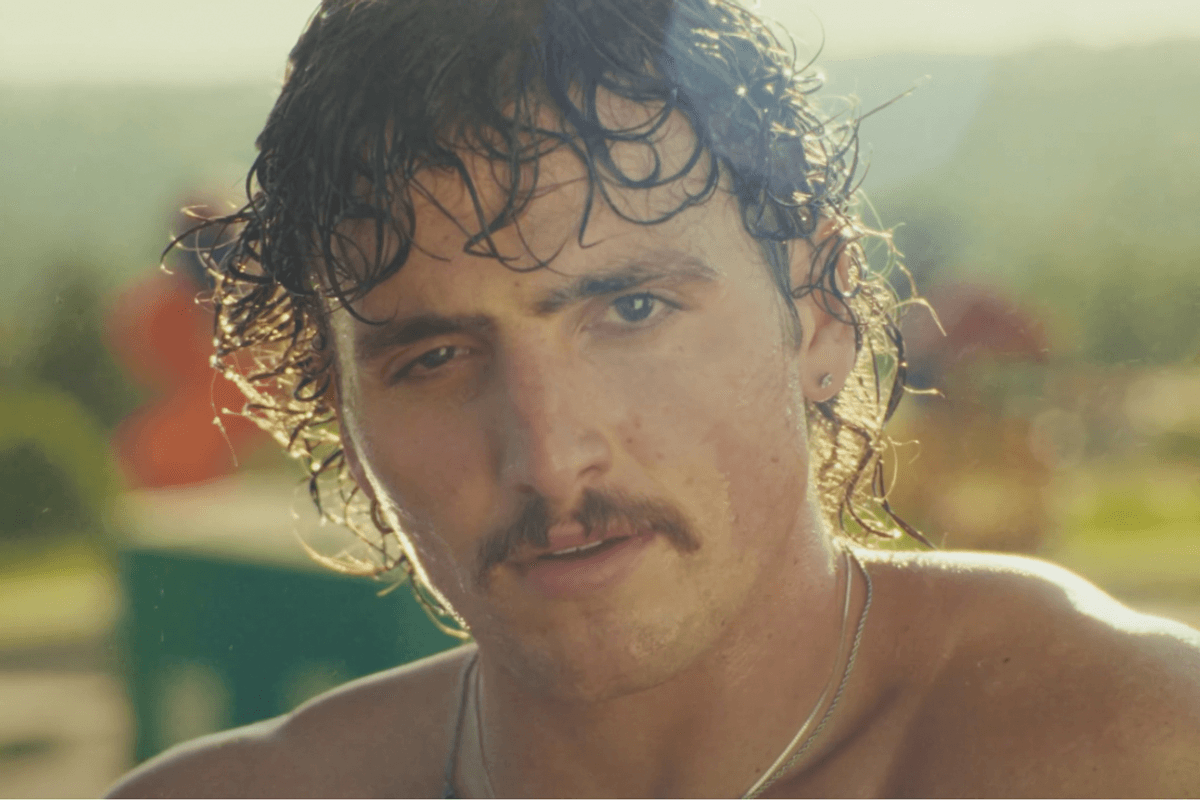 Benson Boone apparaît torse nu en laveur de voitures dans le clip de «Mr. Electric Blue»