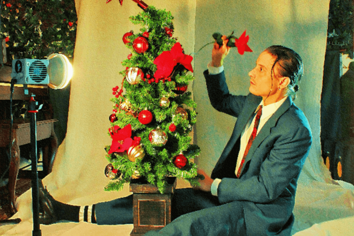 Elliot Maginot présente «Holy», une nouvelle chanson de Noël