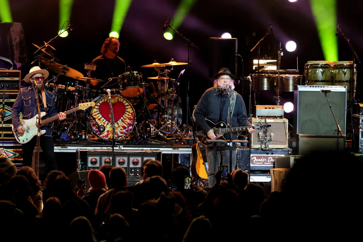 Neil Young and the Chrome Hearts poursuivis par Chrome Hearts