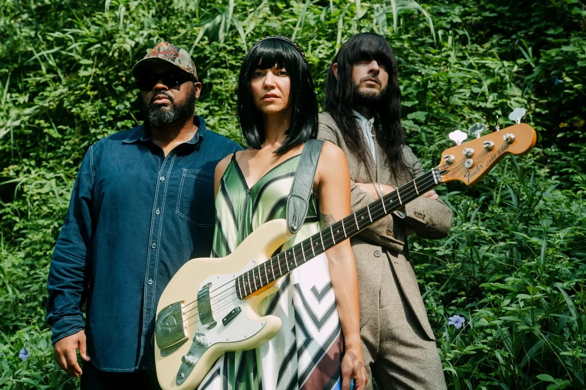 Khruangbin expliquent pourquoi ils ont réenregistré leur premier album