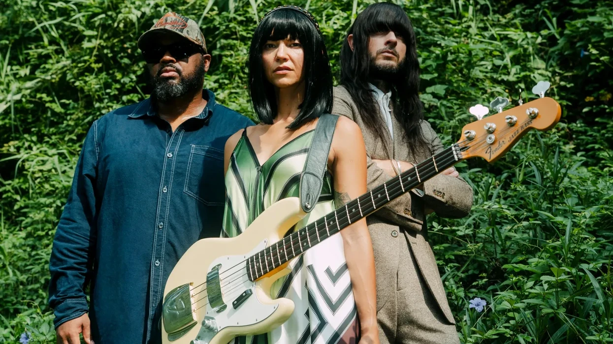 Khruangbin expliquent pourquoi ils ont réenregistré leur premier album