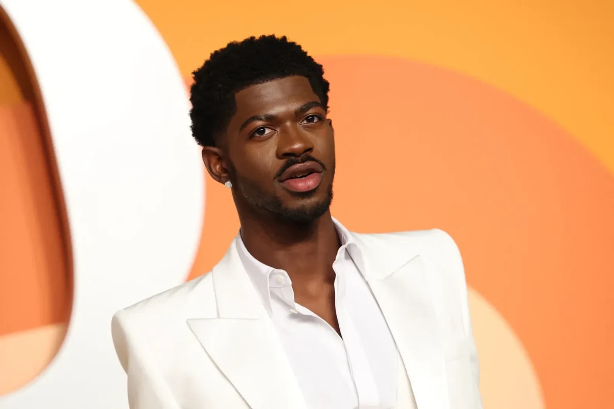 Lil Nas X comparaît en cour, «va incroyablement bien»