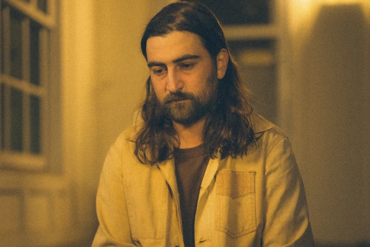 Noah Kahan Considers the Weight of Fame on Reflective Single ‘Porch Light’