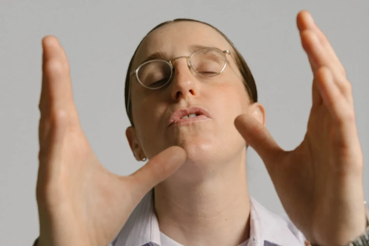 Robby Hoffman Drops Limited-Edition Vinyl of Her Latest Comedy Special ‘Wake Up’