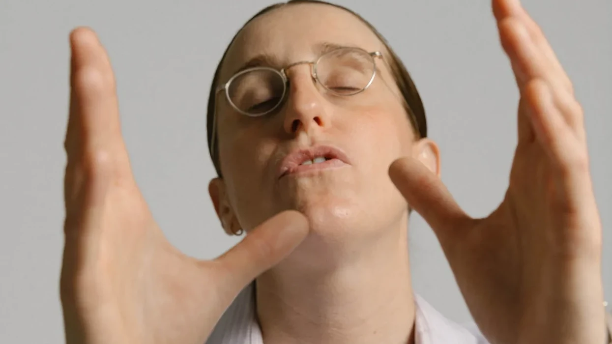 Robby Hoffman Drops Limited-Edition Vinyl of Her Latest Comedy Special ‘Wake Up’