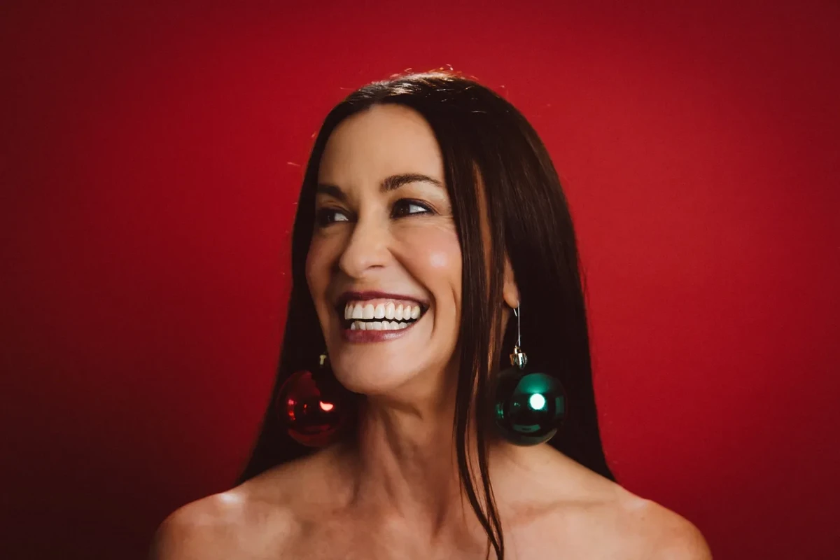 Alanis Morissette Announces Christmas Album 'Good Weather for Immaculate Conception'