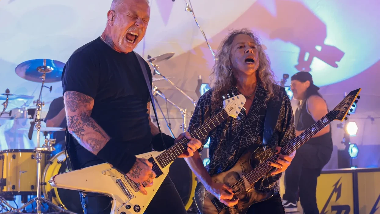 Metallica’s James Hetfield Gets Thumbs Up From Now-Fiancée in Underwater Proposal