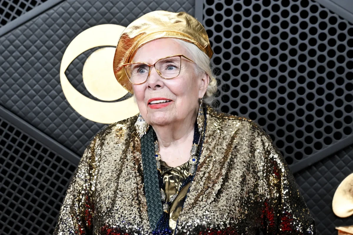 Joni Mitchell Becomes a U.S. Citizen: ‘A Journey That Began 62 Years Ago’