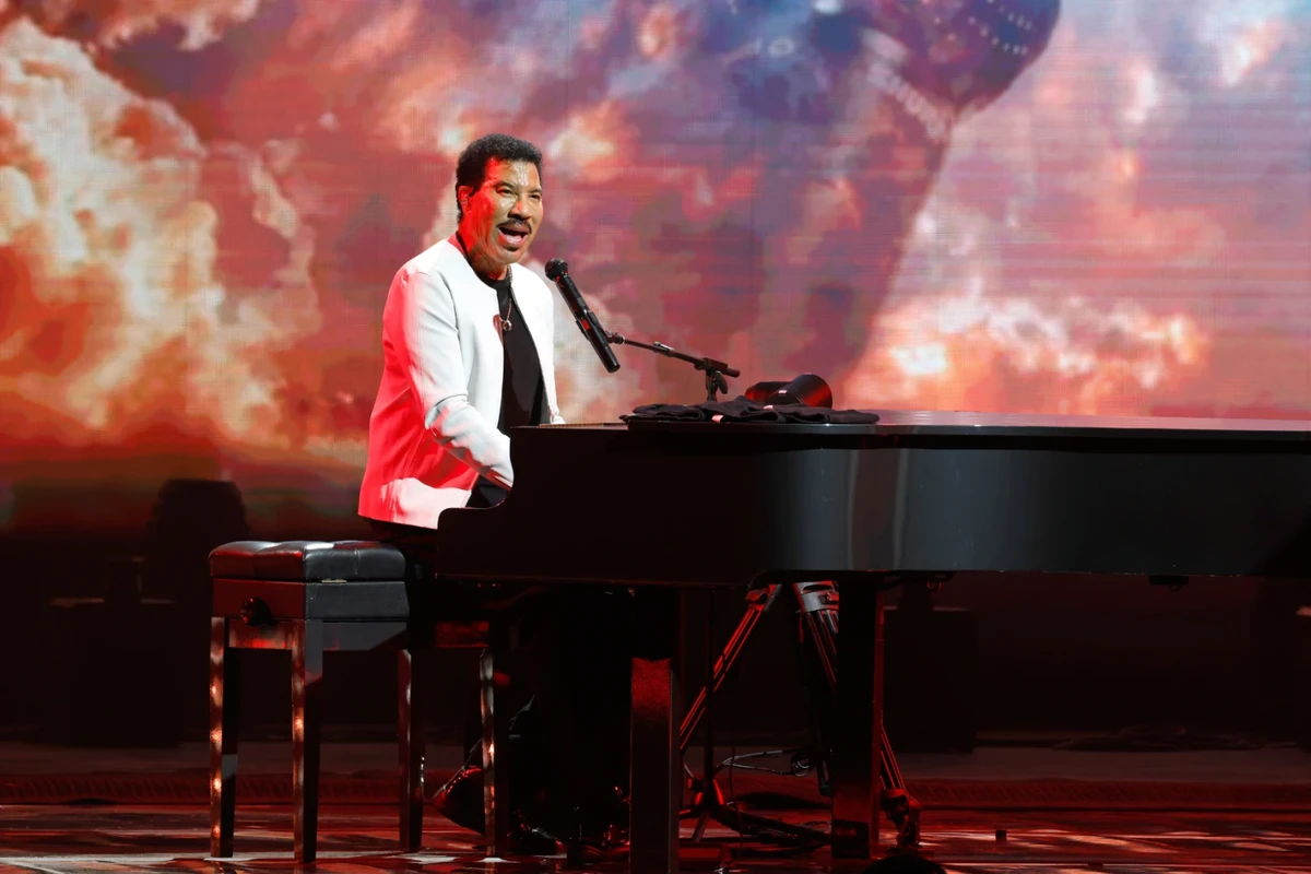 Lionel Richie Cuts Minnesota Set Short After Falling Ill On Stage