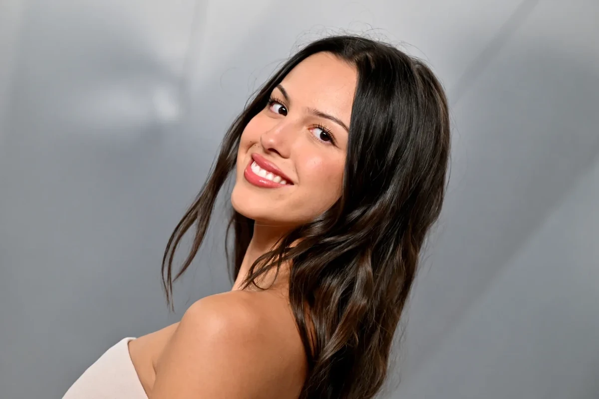 Olivia Rodrigo Brings Her Musical Inspirations to Present ‘Women in Music’ Category on ‘Jeopardy!’