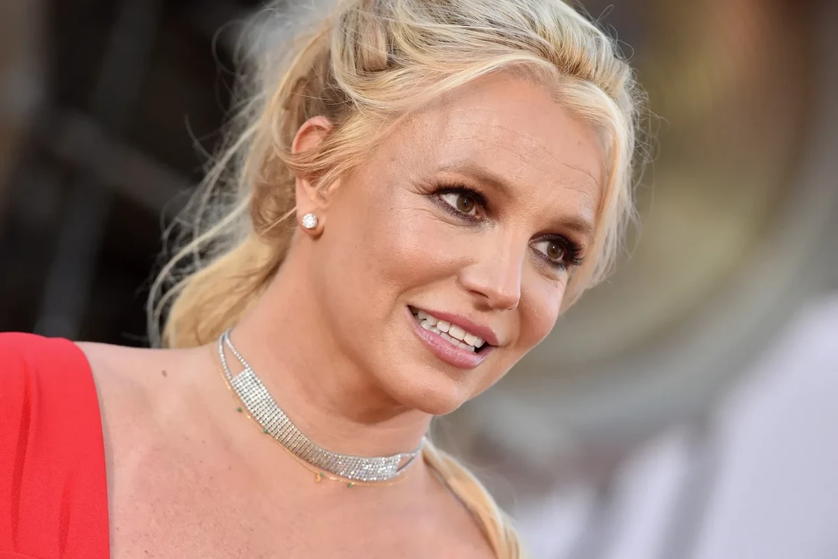 Britney Spears Voluntarily Checks Into Rehab Facility