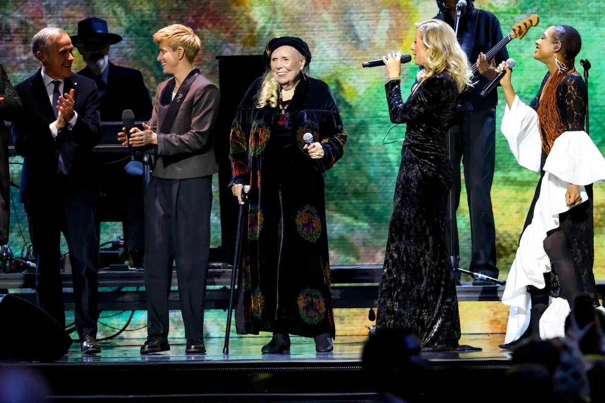 Watch Joni Mitchell Perform ‘Big Yellow Taxi’ With Sarah McLachlan, Allison Russell at Juno Awards