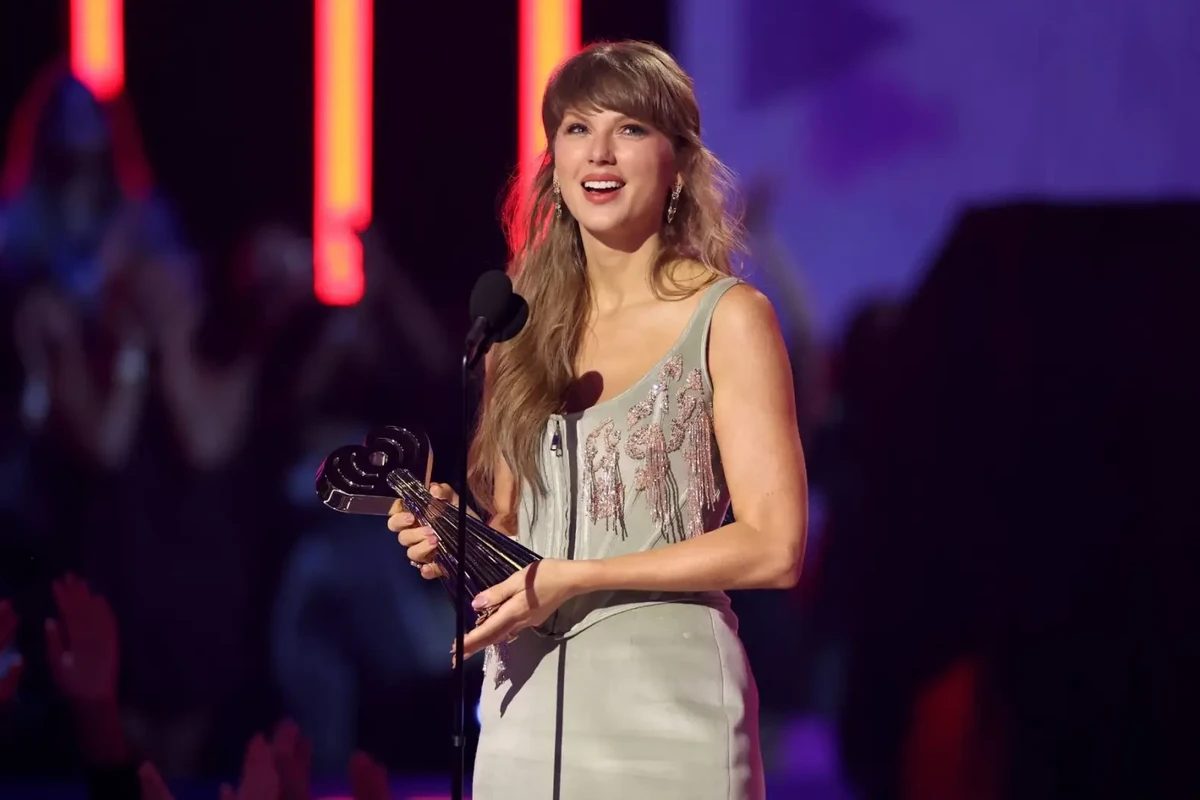 Taylor Swift Says She Feels ‘Happy, Confident, and Free’ Because of Travis Kelce During iHeartRadio Music Awards Speech
